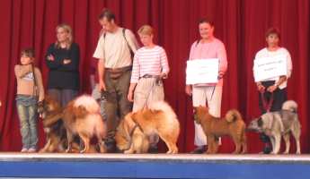 Tivoli hundeparade Eurasier 2002 on stage.